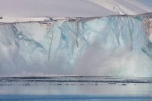 Photos-of-Antarctic-Icebergs-43